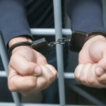 7d69b9362d_pjanyj-sozhitel-pouchal-svoju-podrugu-na-detskoj-ploschadke