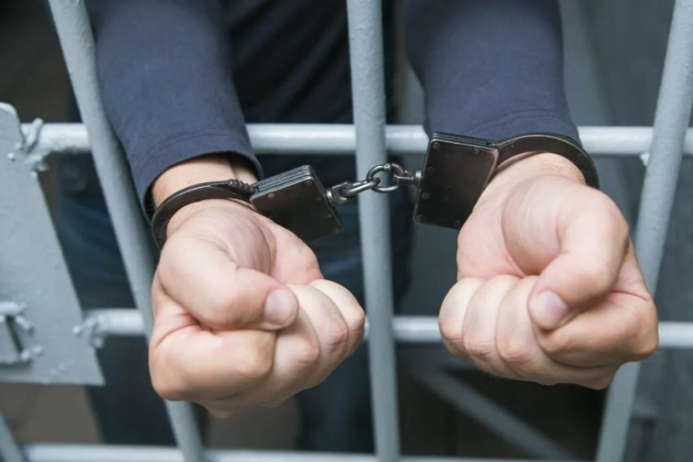 7d69b9362d_pjanyj-sozhitel-pouchal-svoju-podrugu-na-detskoj-ploschadke